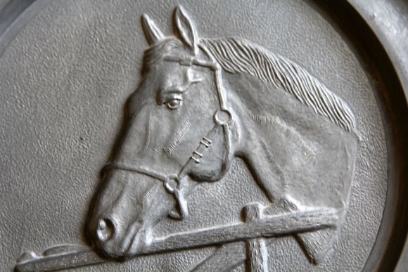 Винтажное Оловянное панно - конная тема