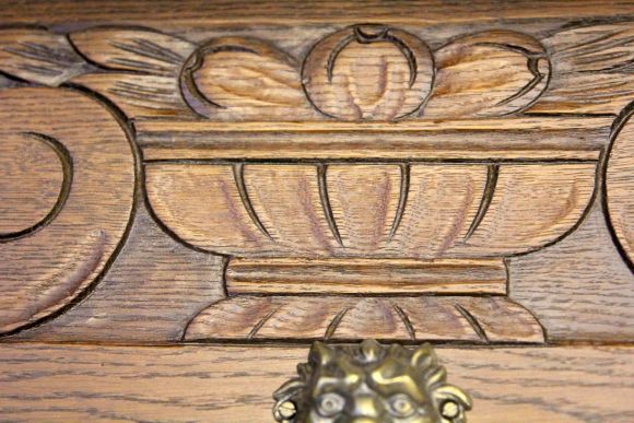 Массивная резная вешалка из дуба