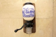 Винтажная фарфоровая настенная кофемолка. Голландия. середина 20 вв