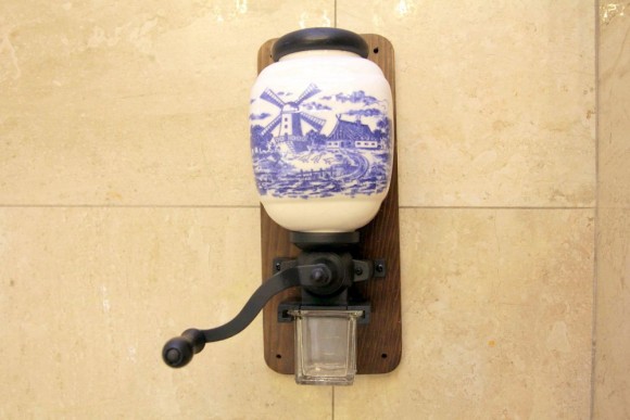 Винтажная фарфоровая настенная кофемолка. Голландия. середина 20 вв