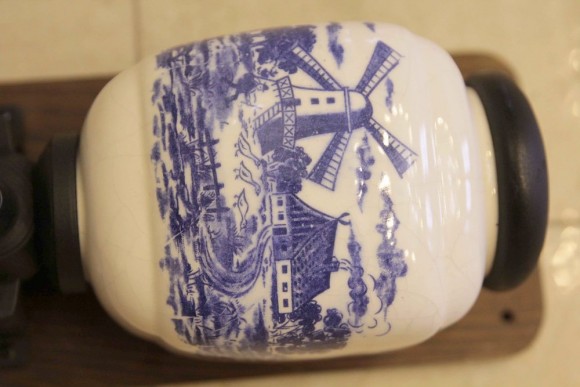 Винтажная фарфоровая настенная кофемолка. Голландия. середина 20 вв