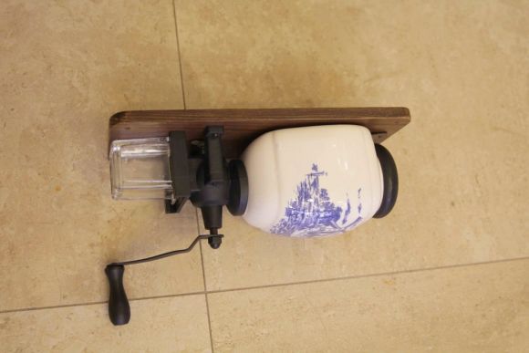 Винтажная фарфоровая настенная кофемолка. Голландия. середина 20 вв