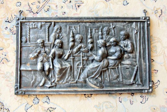 Старинное тяжеленное чугунное панно ЗА РАБОТОЙ