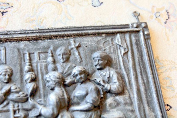 Старинное тяжеленное чугунное панно ЗА РАБОТОЙ