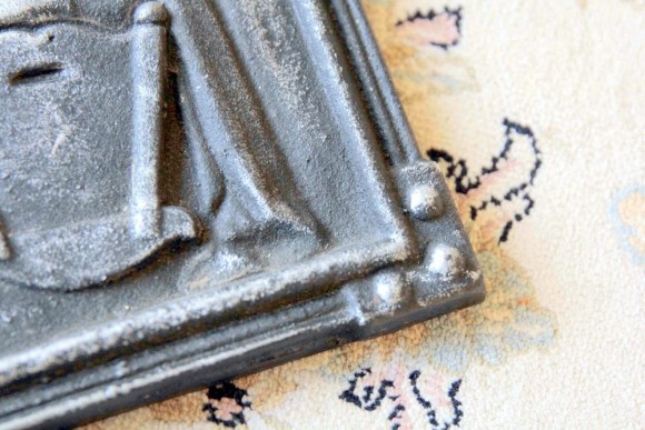 Старинное тяжеленное чугунное панно ЗА РАБОТОЙ