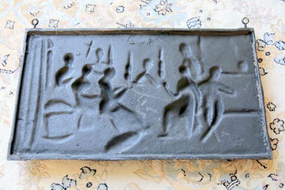 Старинное тяжеленное чугунное панно ЗА РАБОТОЙ