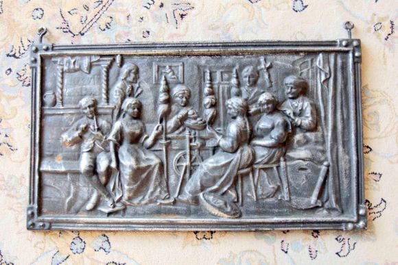 Старинное тяжеленное чугунное панно ЗА РАБОТОЙ