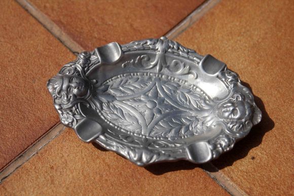 Овальная оловянная пепельница. Европа