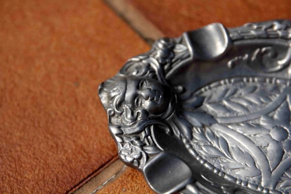 Овальная оловянная пепельница. Европа