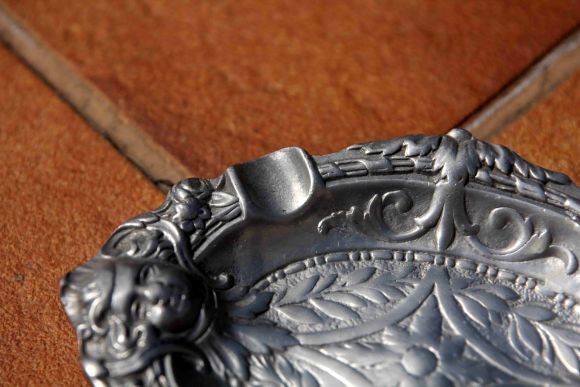 Овальная оловянная пепельница. Европа