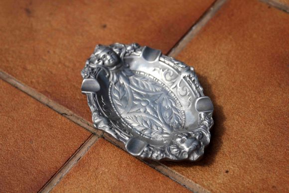 Овальная оловянная пепельница. Европа