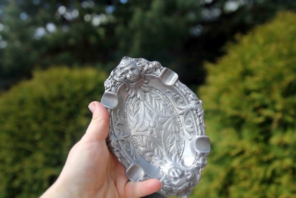 Овальная оловянная пепельница. Европа