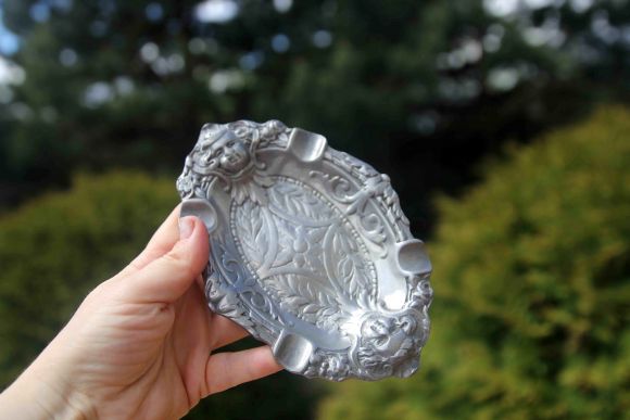 Овальная оловянная пепельница. Европа