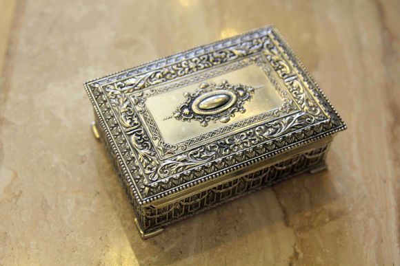 Шикарная старинная шкатулка с красным бархатом