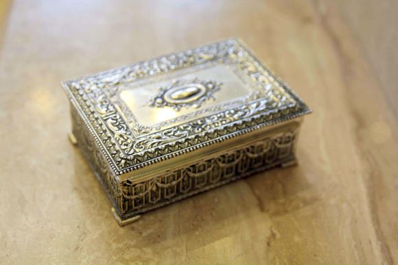 Шикарная старинная шкатулка с красным бархатом