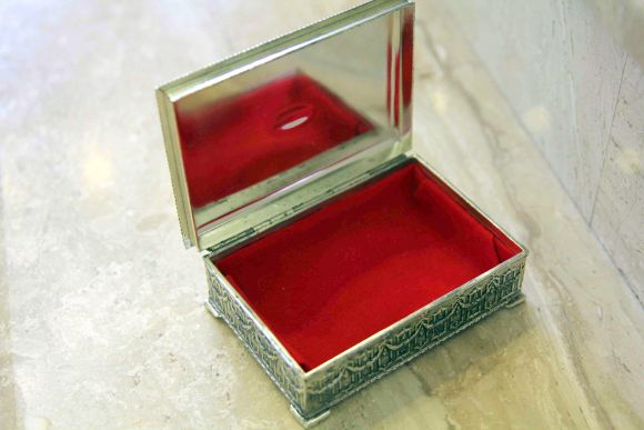 Шикарная старинная шкатулка с красным бархатом