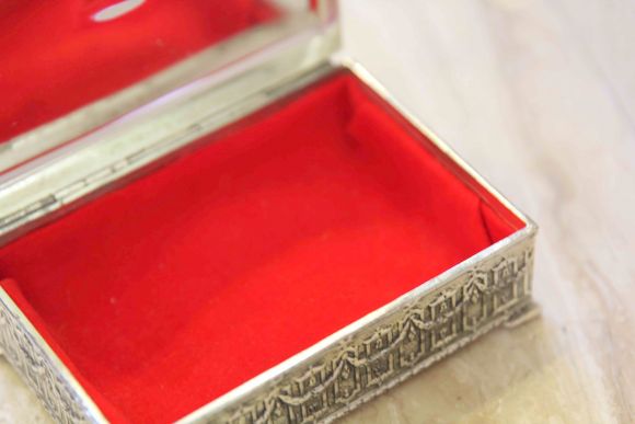 Шикарная старинная шкатулка с красным бархатом