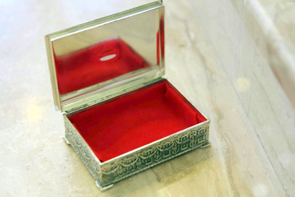 Шикарная старинная шкатулка с красным бархатом