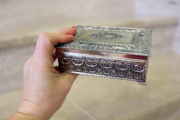 Шикарная старинная шкатулка с красным бархатом