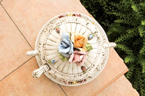 Роскошная круглая итальянская супница в лаке