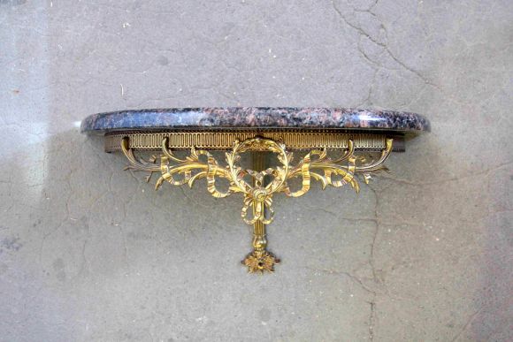 Элегантная настенная консоль из мрамора и латуни