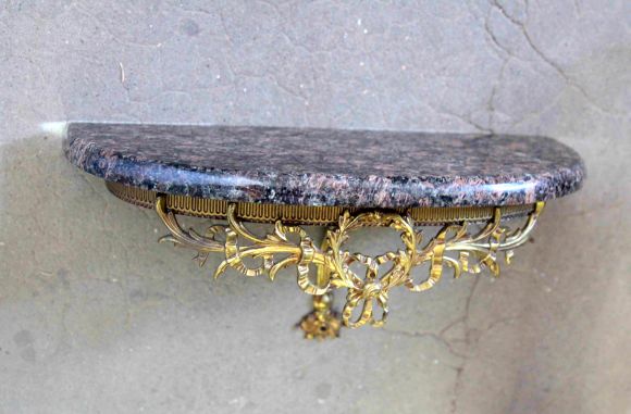 Элегантная настенная консоль из мрамора и латуни