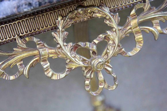 Элегантная настенная консоль из мрамора и латуни