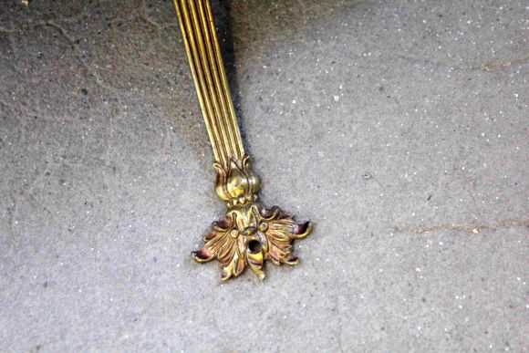 Элегантная настенная консоль из мрамора и латуни