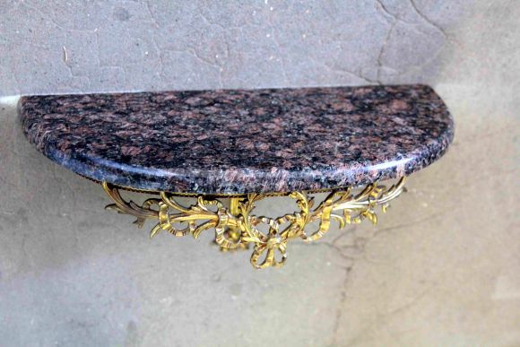 Элегантная настенная консоль из мрамора и латуни