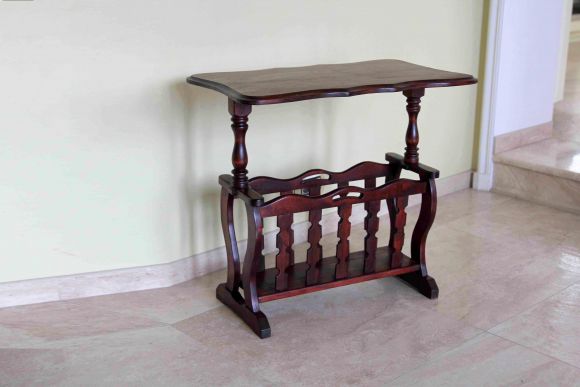 Деревянная газетница с большой удобной столешницей