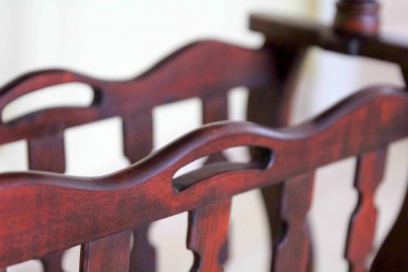 Деревянная газетница с большой удобной столешницей