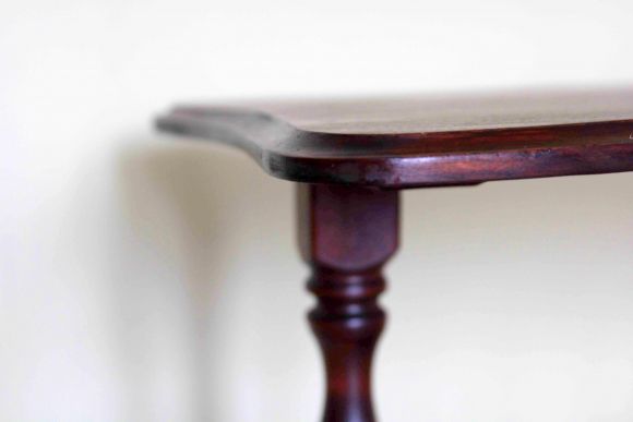 Деревянная газетница с большой удобной столешницей