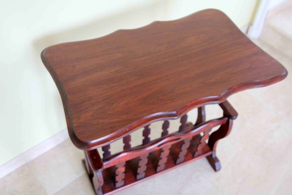 Деревянная газетница с большой удобной столешницей