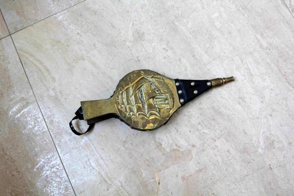 Старинные кожаные меха в рабочем состоянии