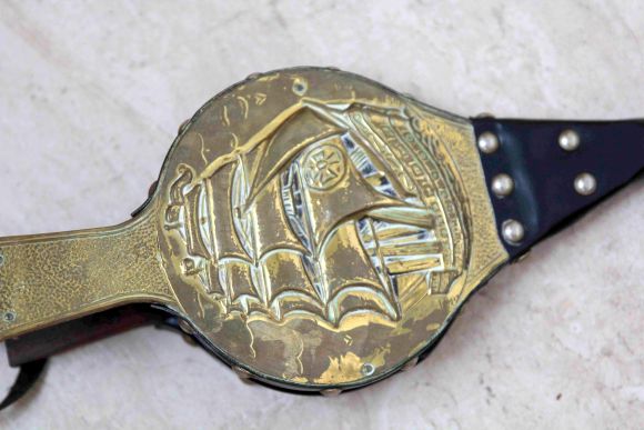 Старинные кожаные меха в рабочем состоянии