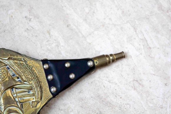 Старинные кожаные меха в рабочем состоянии