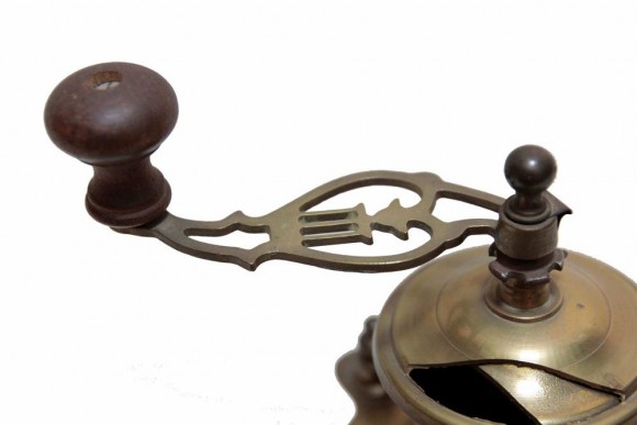 Винтажная латунная неполированная кофемолка