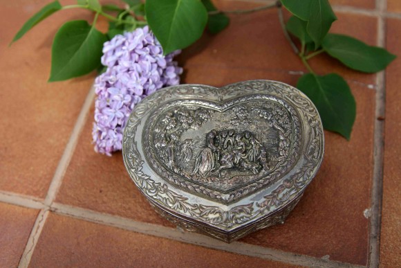 Старинная шкатулка сердце для очень важных моментов