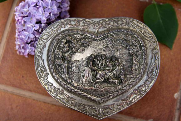 Старинная шкатулка сердце для очень важных моментов