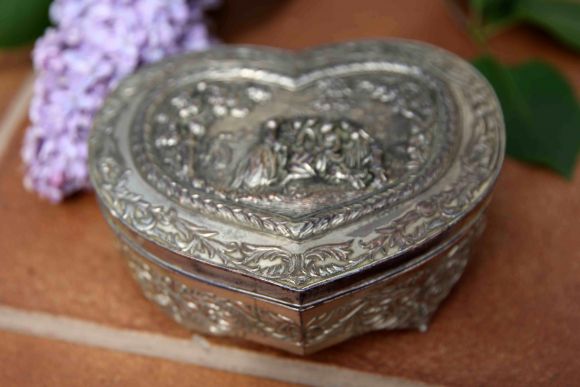 Старинная шкатулка сердце для очень важных моментов