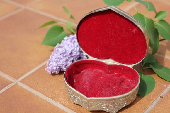 Старинная шкатулка сердце для очень важных моментов