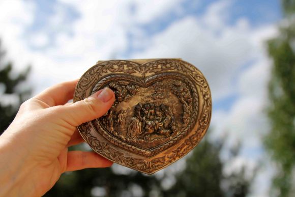 Старинная шкатулка сердце для очень важных моментов