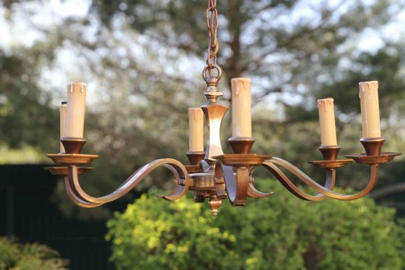 Винтажная бронзовая люстра на 6 рожков. Европа.