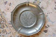 Винтажная тарелка из олова с цветочным орнаментом Винтажная тарелка из олова с цветочным орнаментом