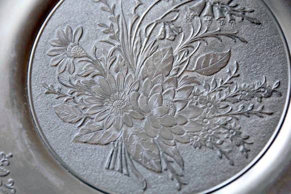 Винтажная тарелка из олова с цветочным орнаментом