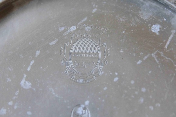 Винтажная тарелка из олова с цветочным орнаментом