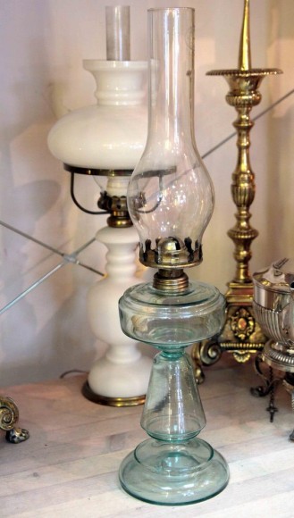 Большая стеклянная керосиновая лампа. Европа