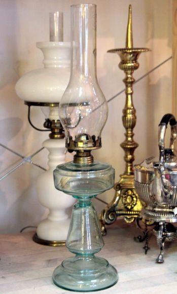 Большая стеклянная керосиновая лампа. Европа