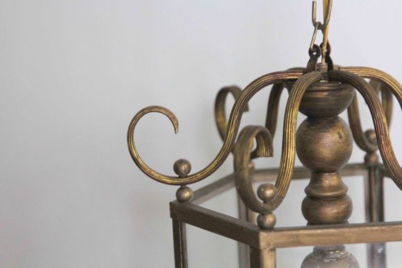 Интересная подвесная люстра со стеклом