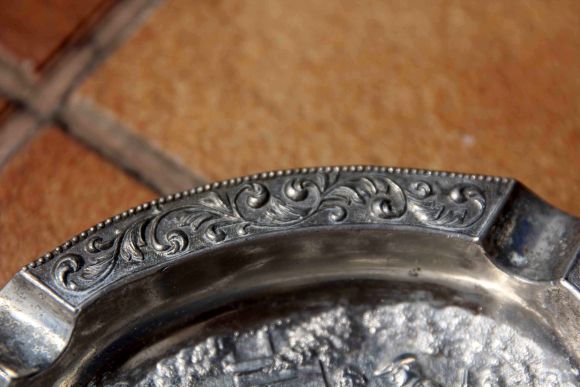 Овальная дамская пепельница из металла. Сюжет пикник